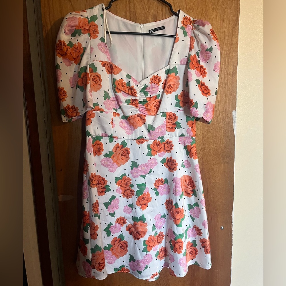 Zara floral puff sleeve floral dress with polka dots size M